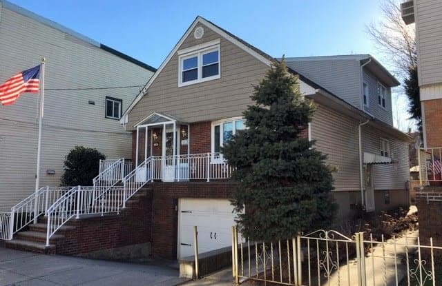 100 EVERGREEN ST - 100 Evergreen Street, Bayonne, NJ 07002