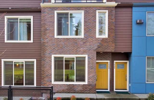 Bellevue spacious townhome living - 2 car garage