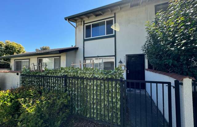 2 Bedroom/1.5 Bathroom Townhouse Available in Union City!!