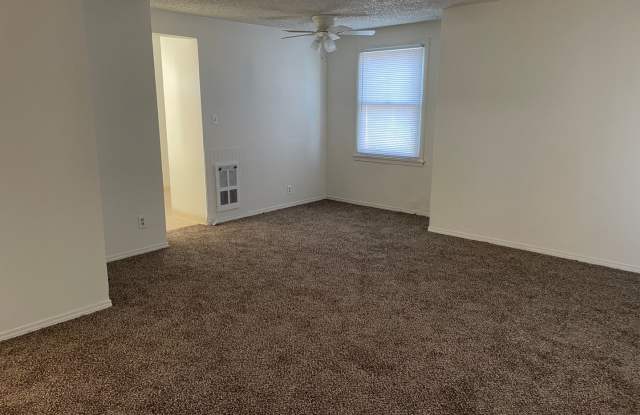 Cute Home In The Center Of Town!!!