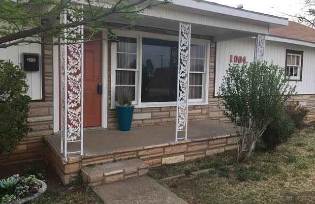 1004 NW 2nd St