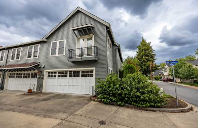 2 Creeks Condominiums - Gated Community on Camas Meadows Golf Course