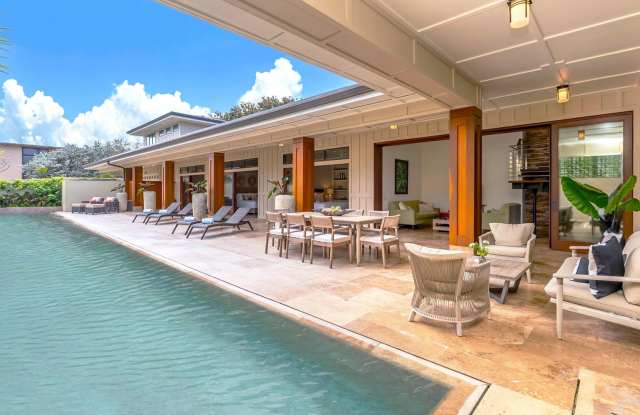 Mākālei: Beachfront Villa w/ Heated Pool  View