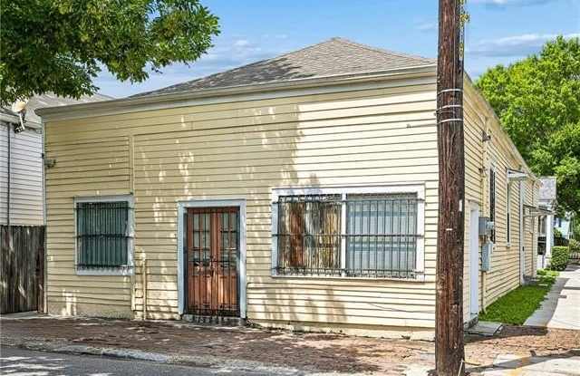 1700 SHORT Street
