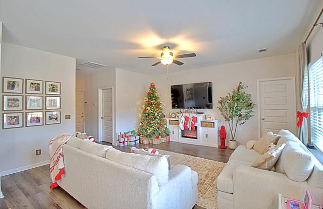 1560 Arnold Drive SE