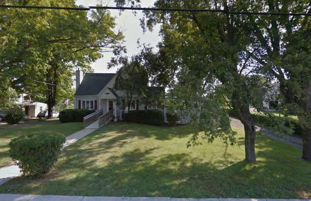 Nice 3 BR, 2 Ba home in town with hardwood floors. carport - 422 Morningside Drive, Lexington, VA 24450