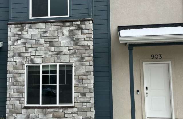 Beautiful like new 3 bedroom 2.5 bathroom townhome in Spanish Fork!