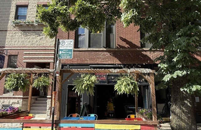 2022 W Roscoe Street