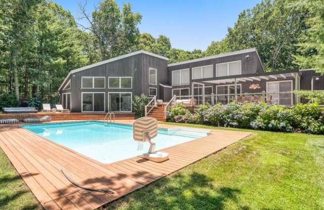 24 SADDLE LN