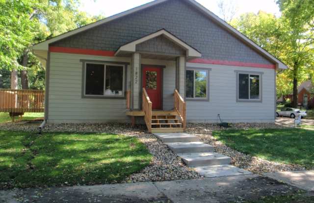 Large and Spacious 4 bed 2 bath near Augustana University! 2-stall Garage included!