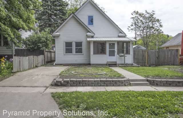 3015 E 9th St - 3015 East 9th Street, Des Moines, IA 50316