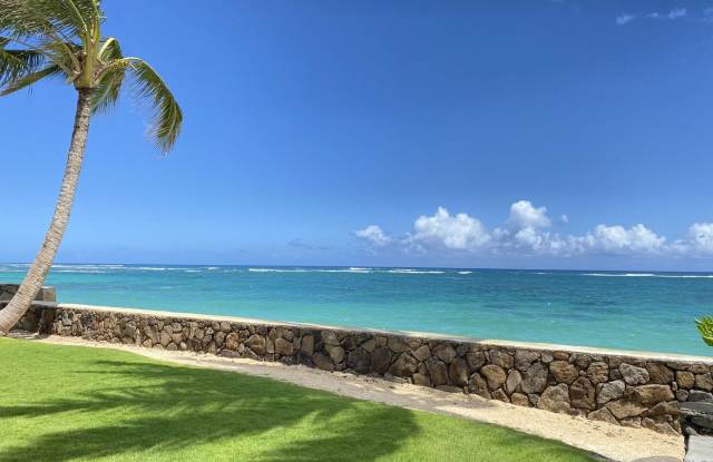 Oceanfront Home on Oahu's North Shore with Spa. Hale Oka Nunu