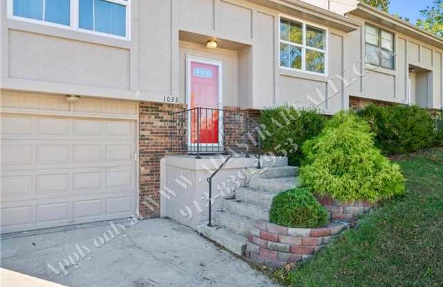 Adorable 3 Bed 2 Bath Duplex in Olathe-Available NOW!!