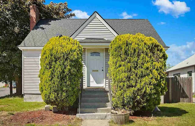 1528 W Augusta ave