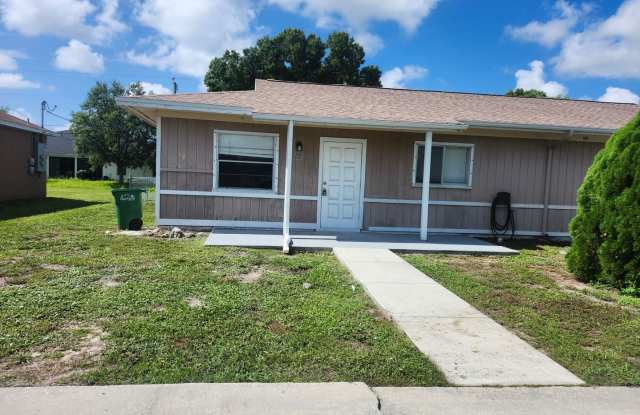 Cute 2/1 fenced duplex