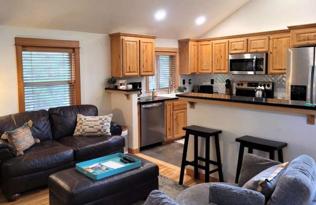 Hank's Hideaway in Sunriver, Furnished, all Utilities Included. Gym access, Hot Tub. 30-day Minimum Stay
