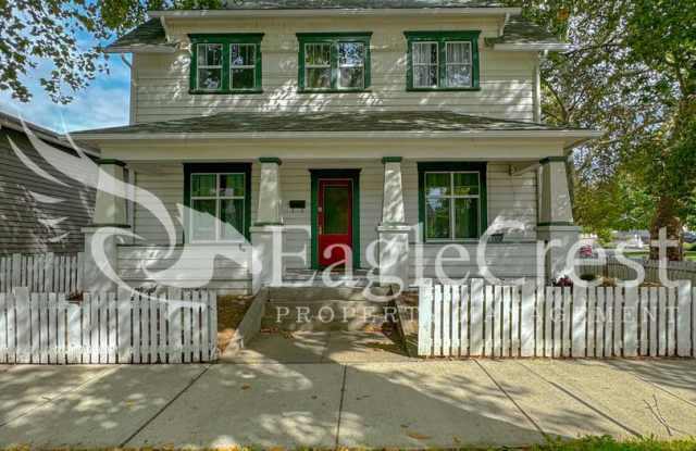 Downtown Walla Walla 4 Bedroom Farmhouse with Modern Comforts $200.00 OFF 2nd MONTHS RENT!!!