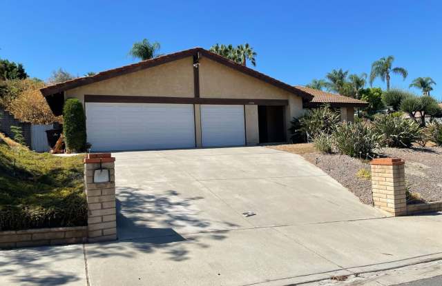Riverside Corner Home on a Cul-de-Sac!