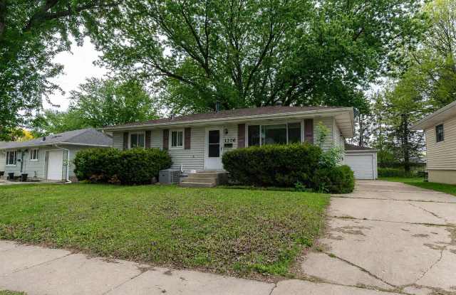 3bed 2bath Available For Rent in Easy Access Area!