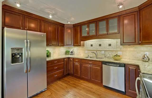 Beautiful 4BR 1.5B Townhouse in Mountain View - 701 North Rengstorff Avenue, Mountain View, CA 94043