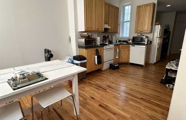 1541 W THOMPSON Street