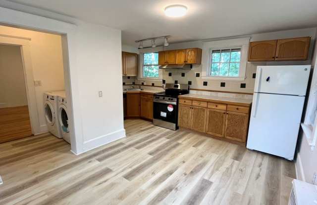 HALF FEE! Massive Apt w 1 Parking Spot Inc, W/D in Unit, Cat Friendly, Dog Neg