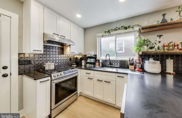 1225 EMERSON Street NE