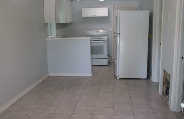 Cozy 2 bedroom, 1 bathroom one Deland