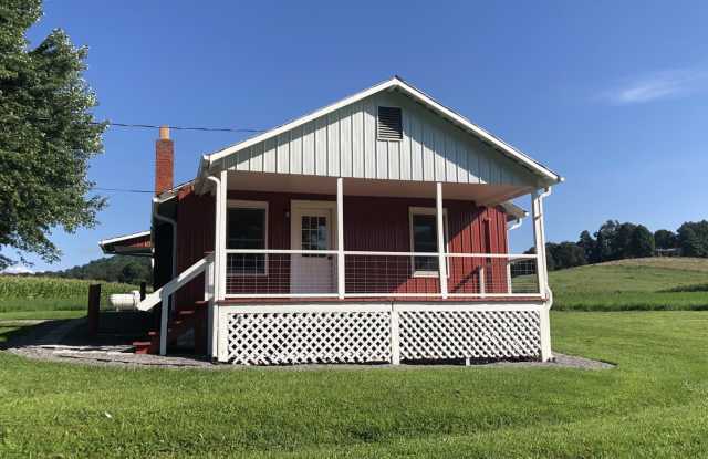 Photo of Super cute farm house with beautiful mountain view! 2 bedrooms, 1 bathroom!