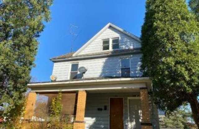 1244 S Seneca Ave