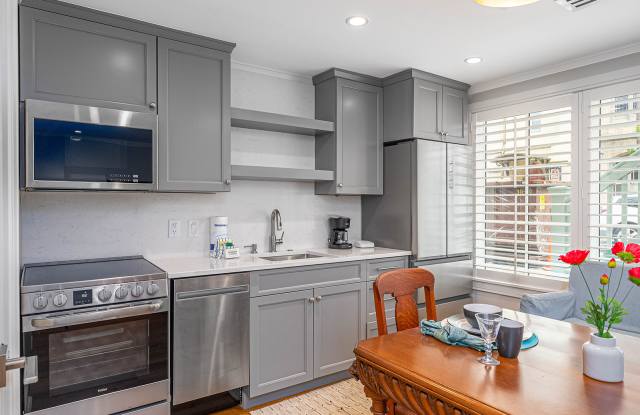 Photo of 109 E Gordon St