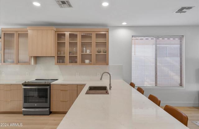 Photo of 1084 E Susan Lane