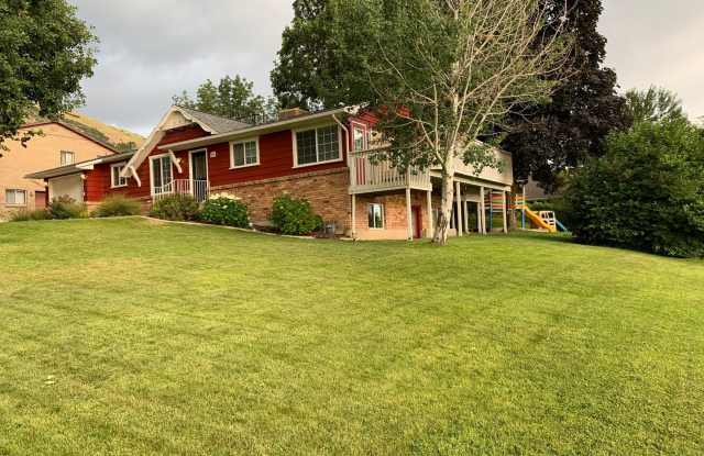 Wonderful 5 Bed, 2.5 Bath Home in Centerville!