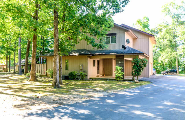 This newly remodeled house is the perfect cozy place to call home. It is 2 bed, 1.5 bath and pet friendly. Nestled in the community of Coronado courts and within walking distance of lake Coronado and the Coronado fitness center.