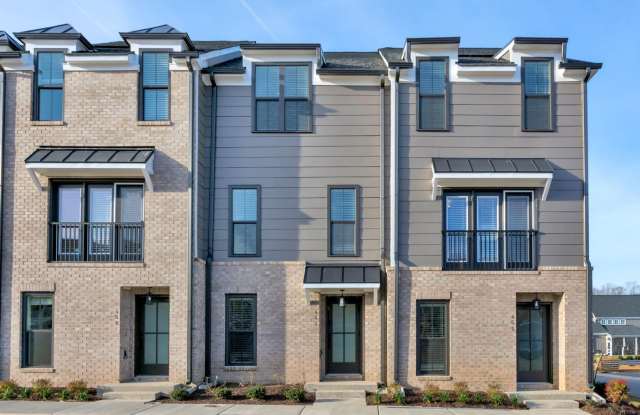 Light-Filled End-Unit Old Trail Townhome