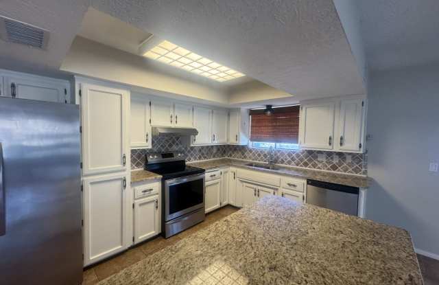 935 Country Club Dr