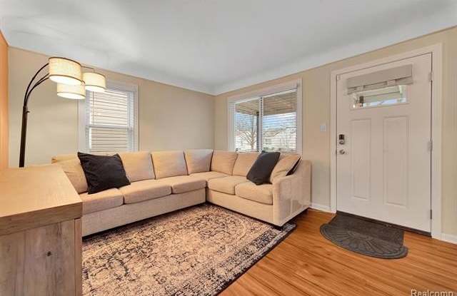 1760 E HAZELHURST Street