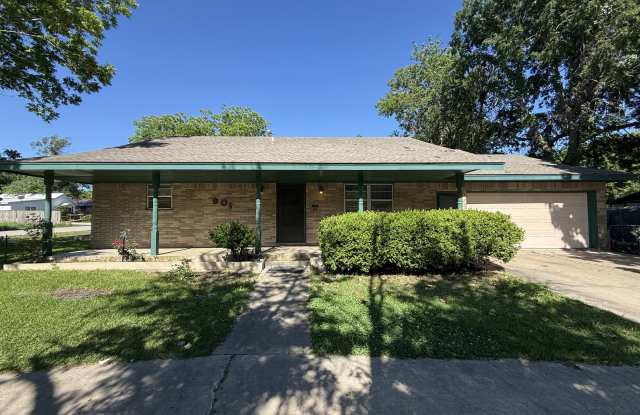 901 North Oak Avenue