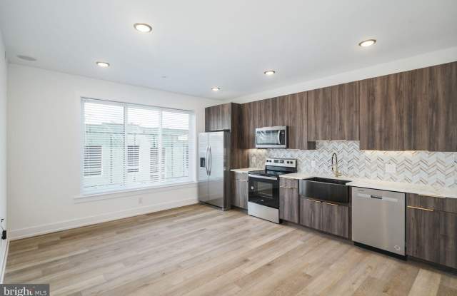 Photo of 2000 N FRONT Street unit: 1