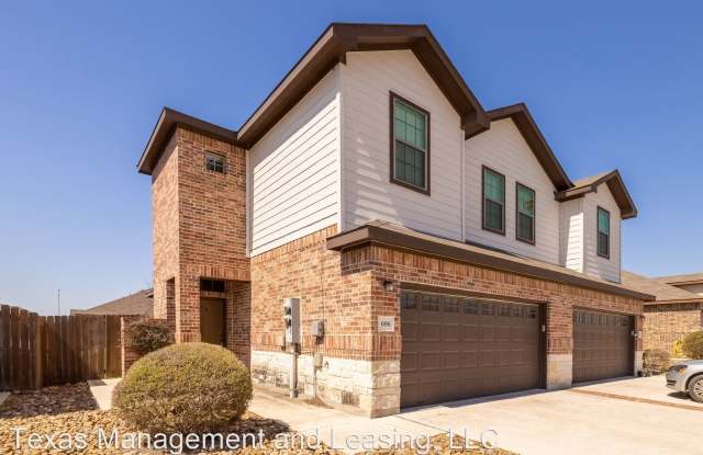 700 Creekside Circle