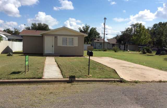 208 SE 6th in Plainview TX!!  Available September