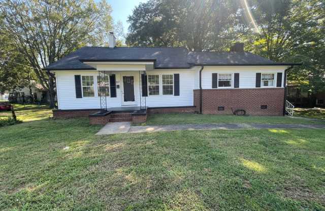 Photo of Large 3 bedroom 2 bathroom house with office available