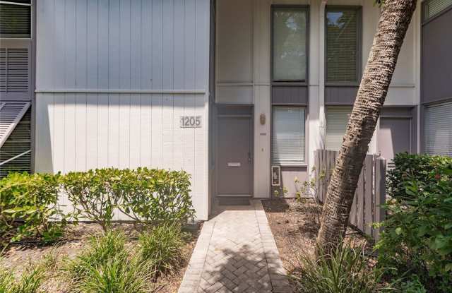 1207 E PEPPERTREE DRIVE