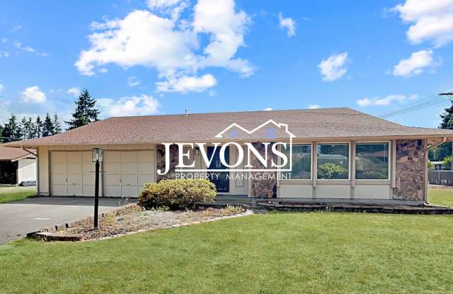 Photo of 3-bedroom single-family home with fully equipped kitchen and large fenced backyard - Near Lakewood Towne Center Shopping