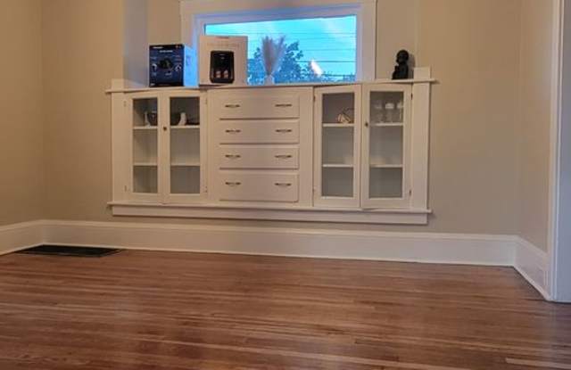 Heights 3br 1b 2 car garage with remote openers