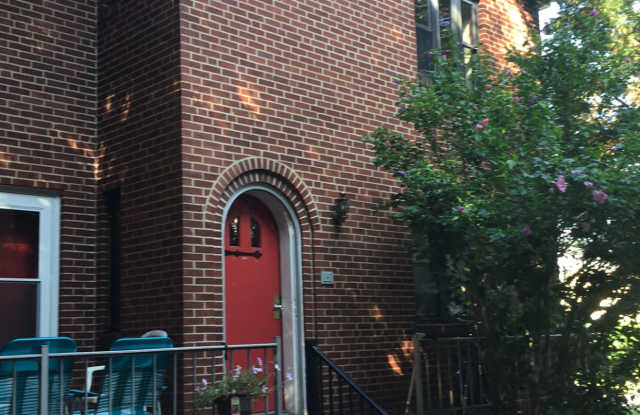 1508 1/2 Lee Street - C