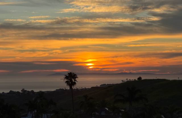 Ocean View 2 Bed Condo with Private Balcony + Garage