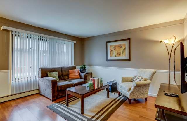 TOTALLY UPDATED UNIT IN ROYAL OAK!