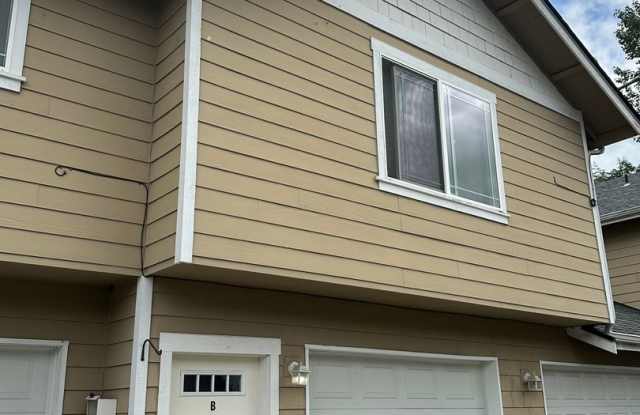 Beautiful downtown Sumner Townhouse Condo with garage. Aug 1.