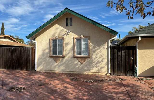 Welcome to this charming 1-bedroom, 1-bathroom home located in the vibrant community of Fairfield, CA.